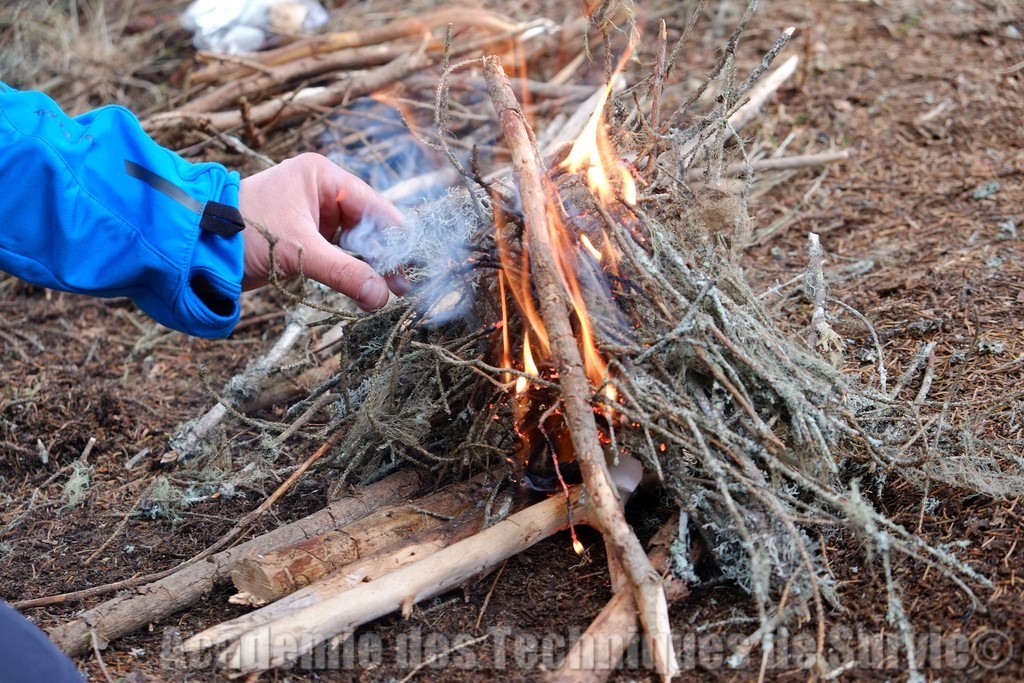 allumage feu de camp